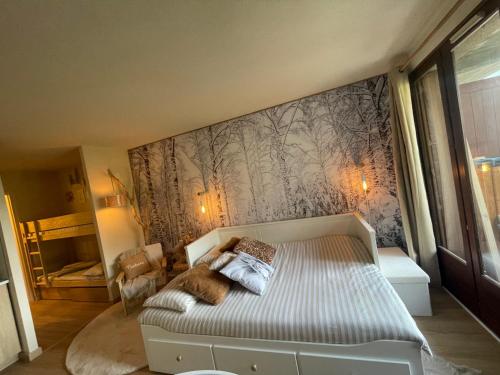 拉富Les marmottes的卧室配有一张壁画床