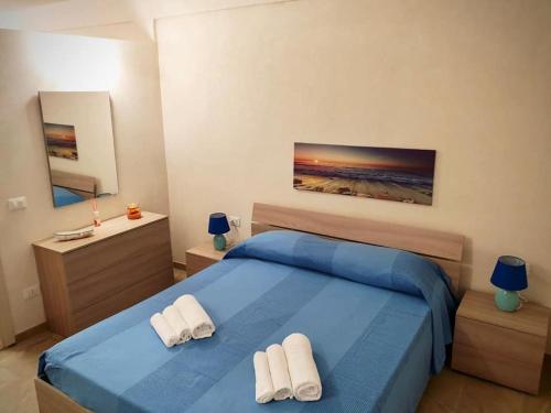 拉古萨码头Casa Elda的一间卧室配有蓝色的床和2条白色毛巾