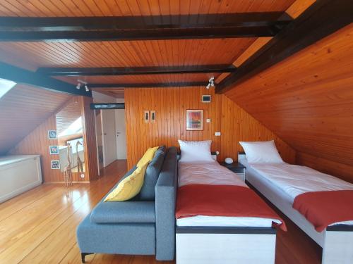 卡姆尼克Apartment Sonata的一间客房配有两张床和一张沙发