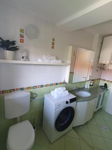 卡姆尼克Apartment Sonata的一间带洗衣机和水槽的浴室