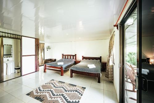 纽沃阿雷纳尔Hotel Little Paradise的客厅配有床和沙发