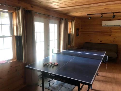 Beddington Lake Log Cabin的房间的角落处设有乒乓球桌