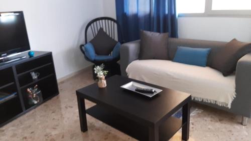 拉加里塔La Marea Azul的带沙发和咖啡桌的客厅