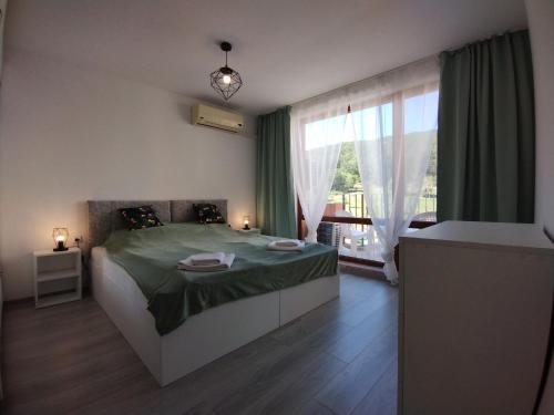 埃勒尼特Apartament Sea Fort Club Grand Resort Fort Noks Sveti Vlas-Bastet BS的一间卧室设有一张床和一个大窗户