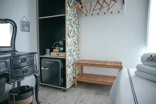 埃里塞拉Vinnus Guesthouse的客房设有冰箱、桌子和炉灶。