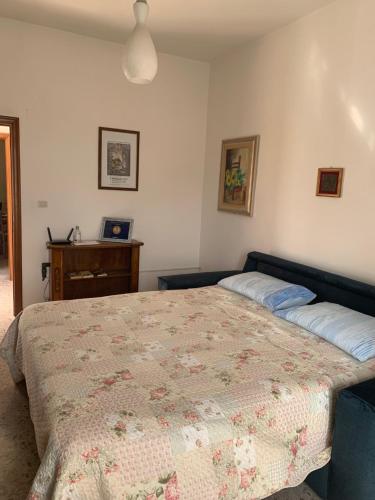 卡斯蒂戈隆·多尔希亚La Mandola的一间卧室配有一张大床和一张书桌