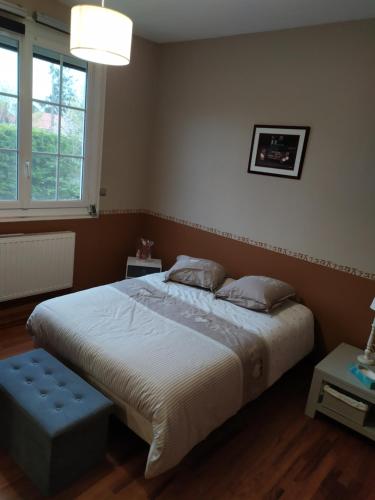 阿纳齐Maison avec parking privatif的一间卧室设有一张大床和一个窗户。