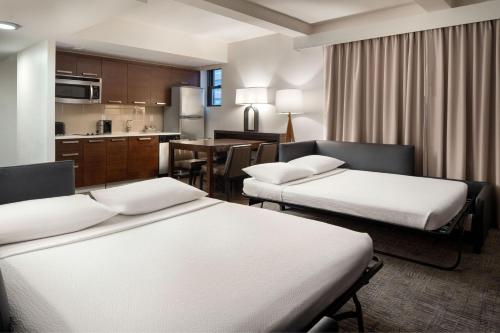 纽约万豪纽约曼哈顿原住客栈/市中心东区酒店的酒店客房带两张床和厨房