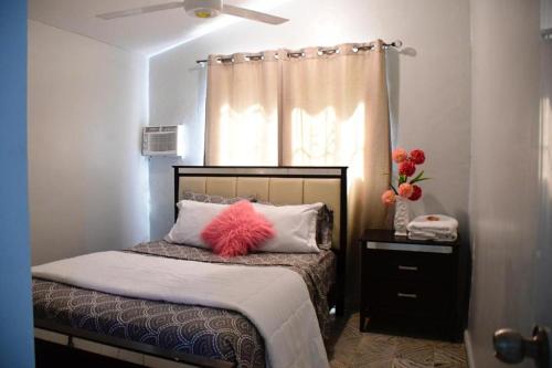 圣塔芭芭拉-山美纳Apartamento entero en Samaná Los tios的一间卧室配有一张带粉红色柔软枕头的床