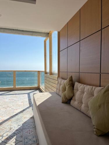 塔哈佐特Single fin beach house的海景客房内的一张床位