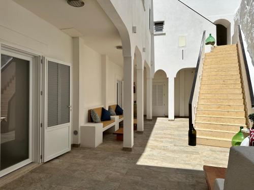 蓬扎Domus Ɫ Ponza的走廊上设有楼梯和沙发