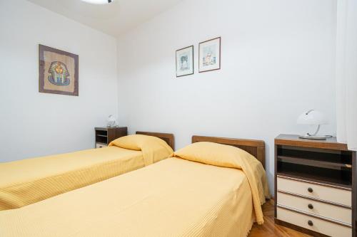 佩特坎内Apartments Morović的卧室内两张并排的床