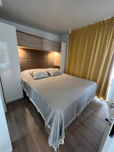 科兰LunaBay SpiritoS Mobile Home, Terra Park SpiritoS的一间卧室设有一张大床和一个窗户。