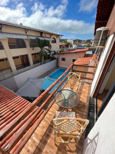 纳塔尔Pousada Recanto de Ponta Negra的享有游泳池景致的阳台