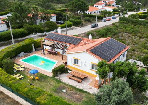 阿尔热祖尔Casa Ensolarada B&B and Pottery的屋顶上太阳能电池板房子的空中景观