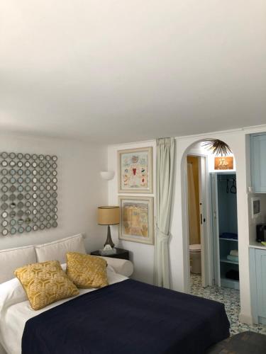 阿纳卡普里Villa Sain Charming Suite的一间卧室配有一张带蓝色毯子的床