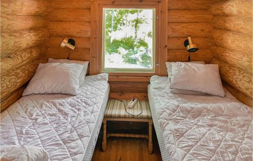 阿尔博加3 Bedroom Lovely Home In Arboga的小型客房 - 带2张床和窗户