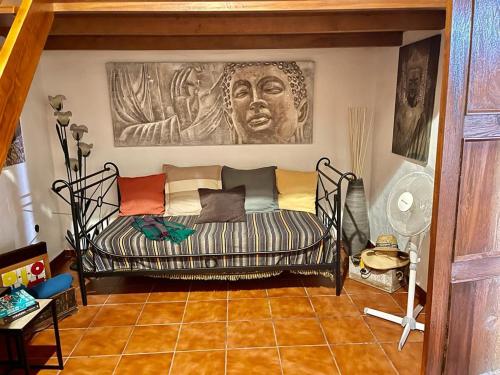 埃尔帕索Villa de Taburiente的墙上有雕像的房间里一张沙发