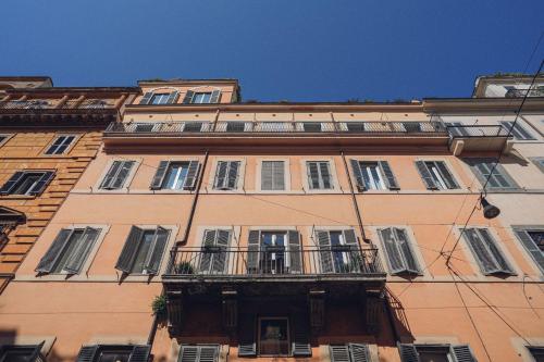 罗马Màs Boutique Hotel Rome的一座高高的建筑,设有窗户和阳台