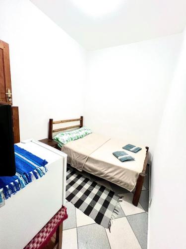 雷森迪Pousada Diniz的一间小卧室,配有一张床和一张 ⁇ 床