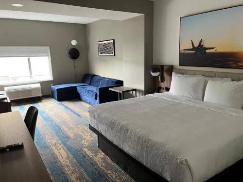 曼彻斯特La Quinta Inn & Suites by Wyndham Manchester - Arnold AFB的酒店客房,配有床和沙发
