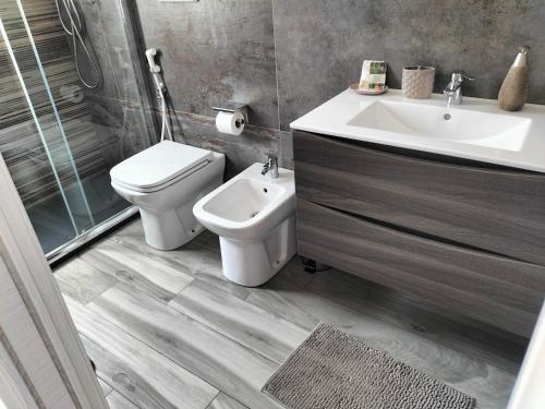 巴列塔B&B Nazareth的浴室配有卫生间、盥洗盆和淋浴。