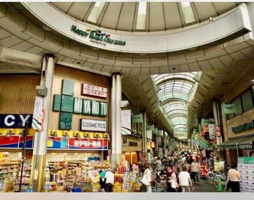 东京大山駅徒步4分平层90㎡超大客厅光线充沛（池袋至近）的一个大市场,人们在大楼里走来走去