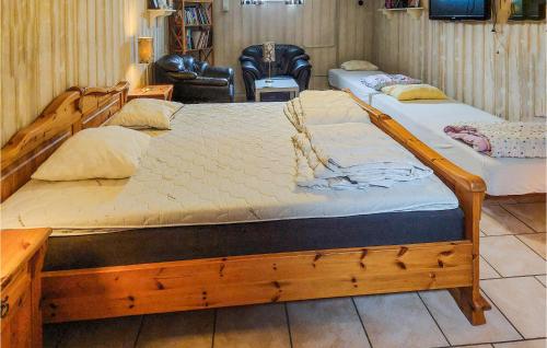 锡姆里斯港4 Bedroom Pet Friendly Home In Simrishamn的配有椅子的客房内的两张木床