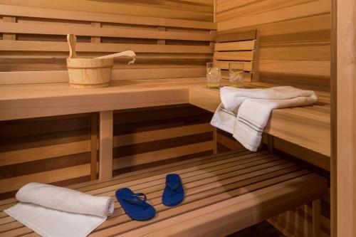 普罗温斯敦Lotus Provincetown的一间桑拿浴室,里面备有2条毛巾和蓝鞋
