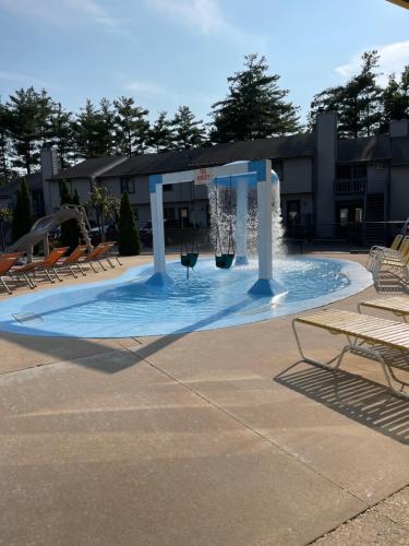 威斯康星戴尔加勒比海俱乐部度假酒店的游泳池中央的喷泉