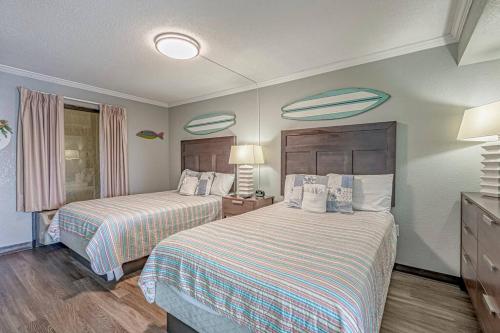 默特尔比奇Caravelle Resort的酒店客房,配有两张带条纹床单的床