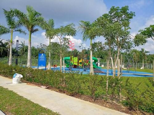Bandar Puncak AlamIzz Homestay Near UITM Puncak Alam的公园里一个带滑梯的游泳池