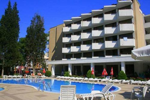 阳光海滩克里苏拉酒店的一座带椅子的游泳池和一座建筑的酒店