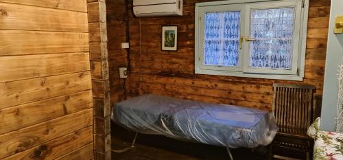 阿利米尼Campeggio Bungalow Darwin的一间带床垫的卧室,位于带窗户的房间内