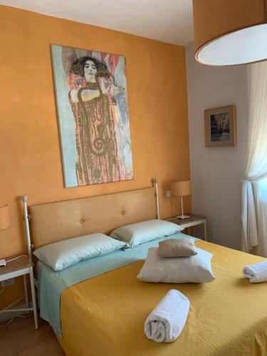加利波利Dimora Di Mare Gallipoli的一间卧室设有两张床,墙上挂着一幅画