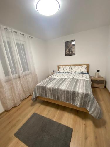 法扎纳Roberto的一间卧室设有一张床和一个大窗户