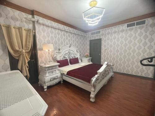 阿布扎比Private Hall Room Bed Room and Washroom Room In Shared Apartment Flat 302-1的卧室配有白色的床、台灯和桌子