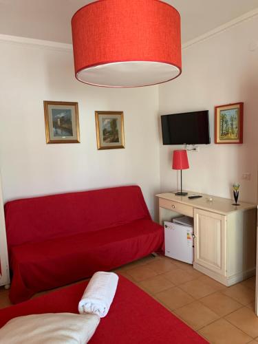加利波利Dimora Di Mare Gallipoli的客厅配有红色沙发和电视