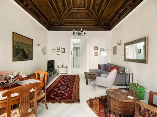 伊斯坦布尔High Ceiling Authentic Historic Ottoman Home! #49的客厅设有木制天花板