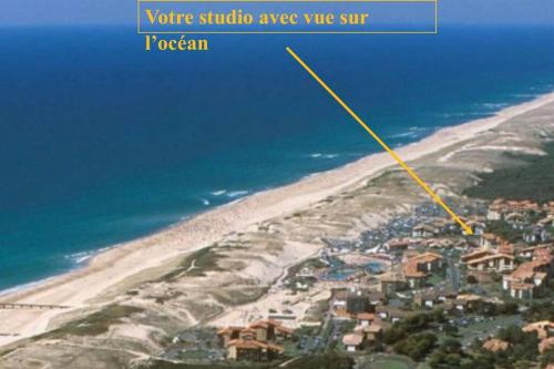 塞尼奥斯Studio ultra cosy et chic avec vue sur l'océan 3*的享有海滩的空中景致,设有黄色线
