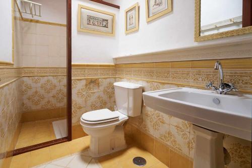 塔科龙特Finca Arce Live Canarias的一间带卫生间和水槽的浴室