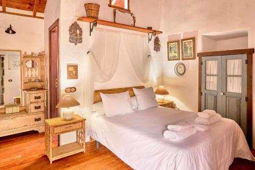 塔科龙特Finca Arce Live Canarias的卧室配有白色床和毛巾