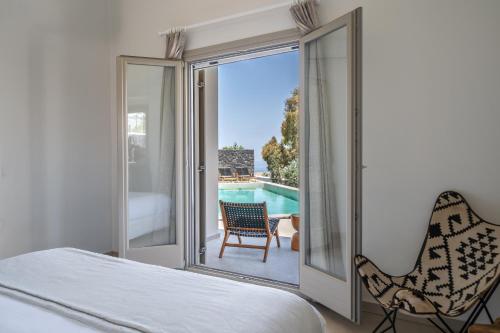 梅萨雷亚Casa di terra的一间卧室配有一张床,享有游泳池的景色