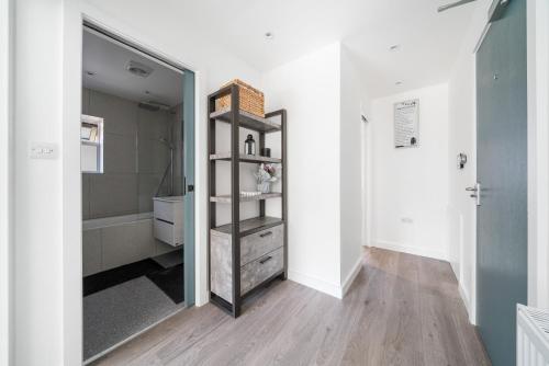 磨坊山Newly Refurbished 2 Bed Flat的一间带镜子和步入式淋浴间的浴室