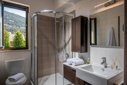 斯塔里斯Villa Ete Premier Luxury Villa的带淋浴、盥洗盆和卫生间的浴室