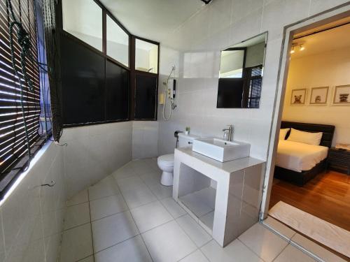 瓜拉丁加奴仁民宿的一间带水槽和卫生间的浴室以及一张床