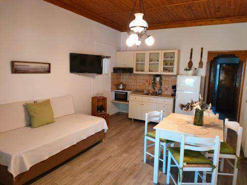 卡拉莫斯Armonia & Anemos Family Apartments的客厅配有沙发和桌子