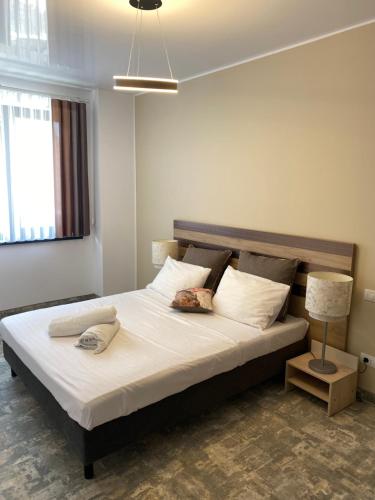 艾福雷诺德Apartaments PopDan Residence by the Sea的卧室配有一张带白色床单和枕头的大床。