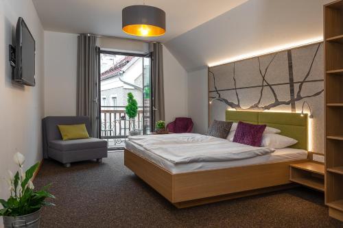 瓦豪地区魏森基兴Weingut Ferdl Denk的一间卧室配有一张床和一把椅子