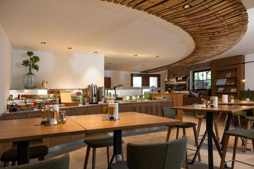 瓦豪地区魏森基兴Weingut Ferdl Denk的一间带木桌椅的餐厅和一间厨房
